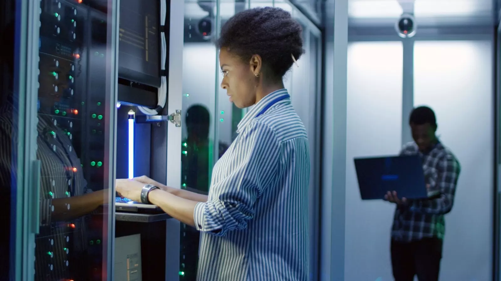 Une femme travaille sur ordinateur dans un data center